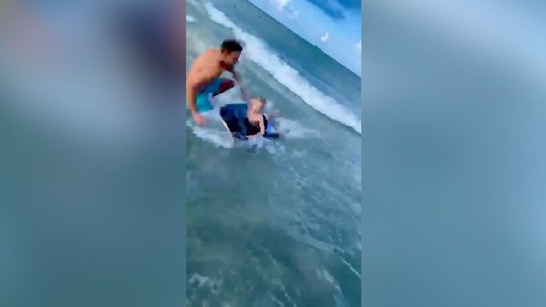 Policista pohotově zachránil dítě před útokem žraloka